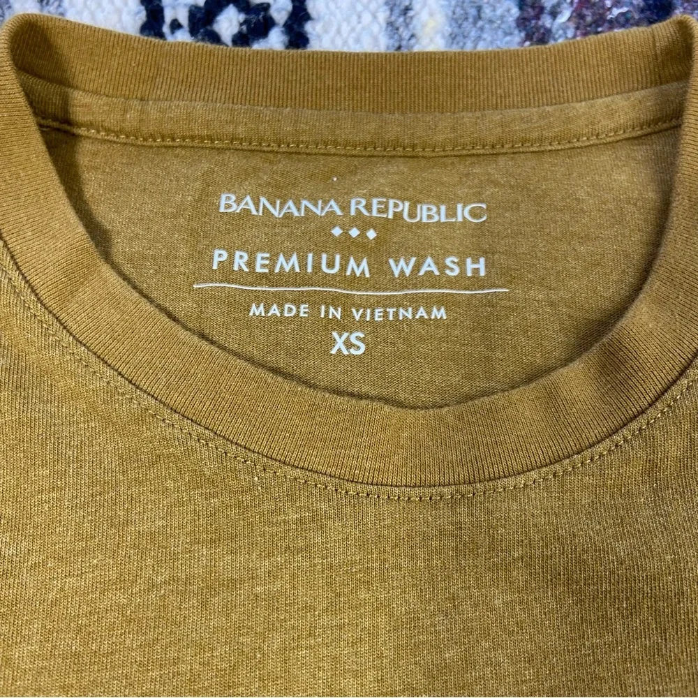 Banana Republic XS Premium Wash Men's Mustard Yellow Short Sleeve Tee T-Shirt